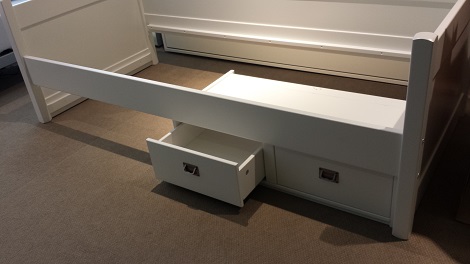 Bedlade onder een bed,stof geen kans,twee onderkasten