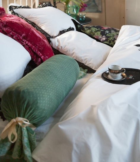 Dutch Boudoir nekrolkussen,groen kant Belle Jardiniere,romantiek,luxe bedtextiel