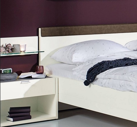 HULSTA FENA bed met schuin hoofdbord, accent :kunstleer vintage bruin,vintage beige,vintage donker grijs,plank met glas en ledlicht
