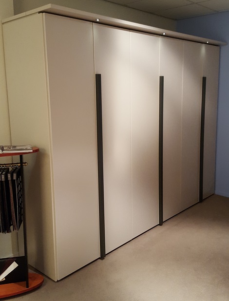 Draaideurkast 302 cm breed,234 cm hoog,Hulsta showroom,outlet_ledverlichting,laden,Multi-Forma,zand,beige,wenge,greep,bot slapen