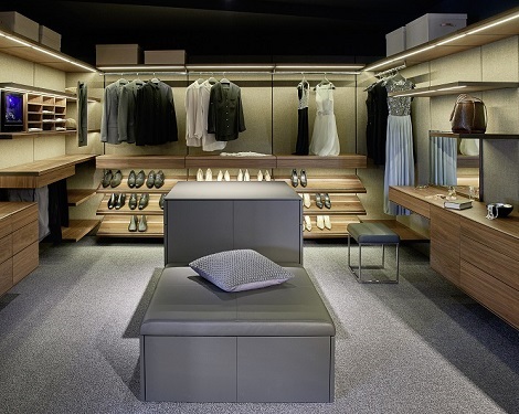 Hulsta Area inloopkast,modern design, noten hout, stof wanden, luxe kasten, sieradenkluis,spiegel,schoenrek