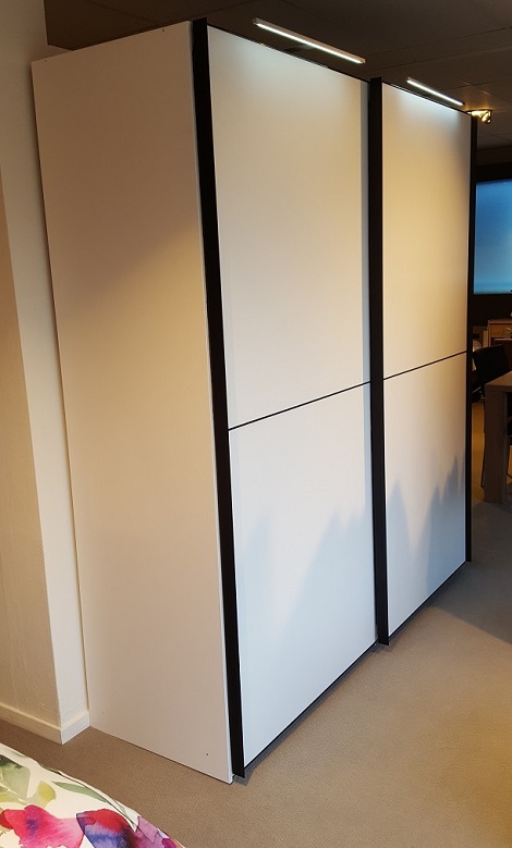 Schuifdeurkast opruiming 200 cm breed,wit,greep zwart,ledlicht,nolte theo bot