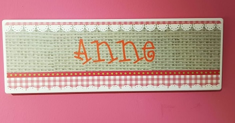 naam Anne op houten bord, opruiming