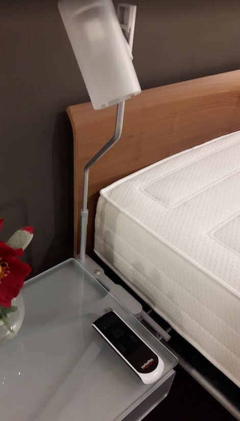 Swissflex nachtkast en ledlamp kopen, aluminium, sierbalk, SF 20, Uni bridge 20, lounge bed,noten fineer hout, showroom