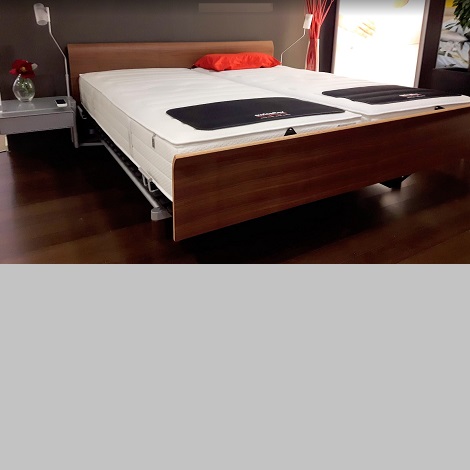 Swissflex showroom opruiming hoofd voetbord lounge, 180 cm. breed, noten gelakt,matrassen,