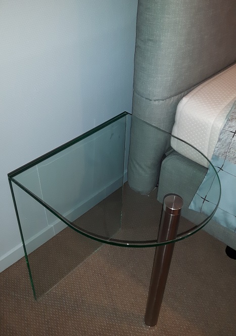 Bijzettafel glas 50 cm. hoog, een poot, helder glas