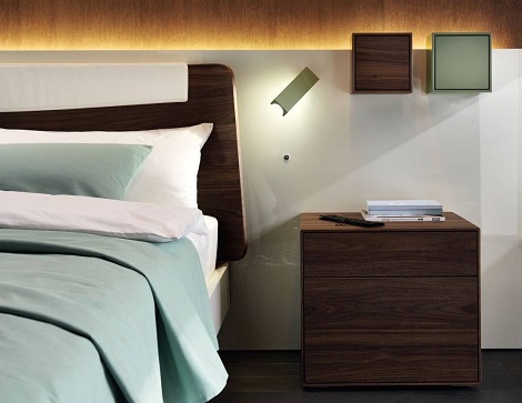 Nachtkast met laden,slaapkamer LUNIS_Hulsta_kernnoten_hoogglans,wit lak,brede achterwand
